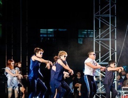 韩星PSY鸟叔办免费演唱会 万人齐跳骑马舞(组图)_大楚网_腾讯网