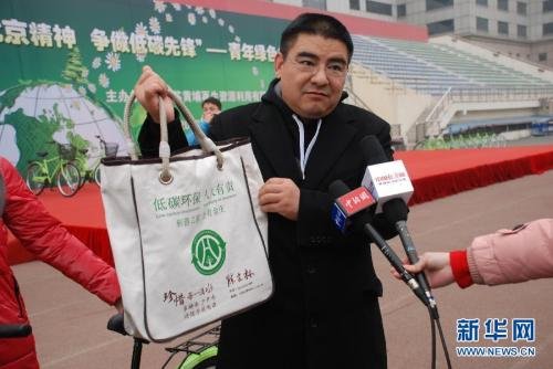 陈光标倡导低碳送车 场面混乱被迫停止