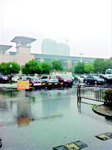 停车场夜间有车位却不对外开放 车主被逼违停