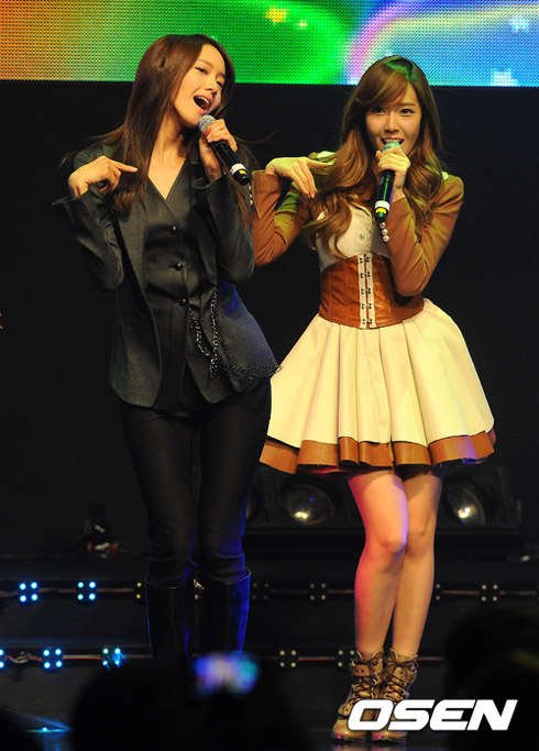 <em>少女时代允儿</em>杰西卡比拼曲线美 吸引观众视线