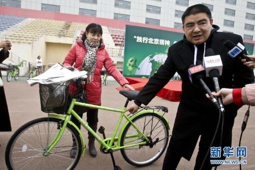 陈光标倡导低碳送车 场面混乱被迫停止