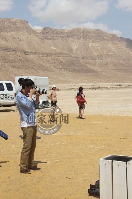 潘粤明赴以色列形单影只 新戏造型显老玩自残