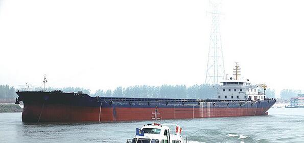 万吨级船舶现荆州 海事部门提醒注意安全航行