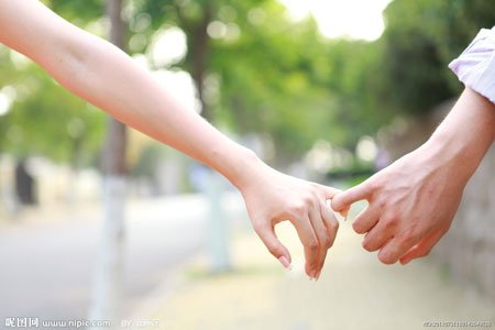 牵手方式显露情侣间感情深度