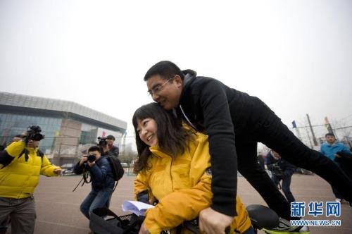 陈光标倡导低碳送车 场面混乱被迫停止