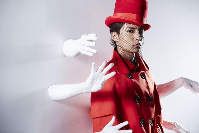  炎亚纶 连发两 专辑  首穿女装雌雄同体凸显霸气