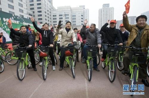 陈光标倡导低碳送车 场面混乱被迫停止