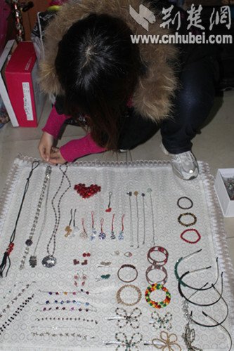 大三<em>女生</em>手工出绝活 <em>摆地摊卖</em>串珠做起老板娘