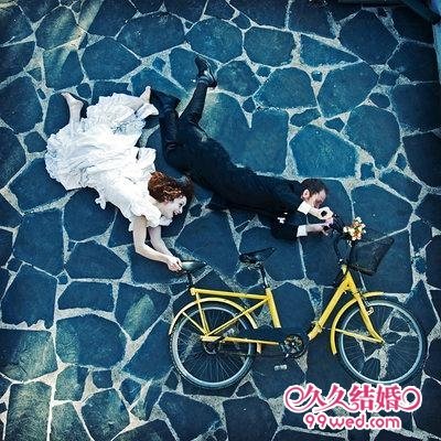漂浮婚纱照 躺着也能拍!_婚嫁频道_2010手动更