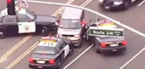 国外<em>疯狂女司机</em>高速公路驾车戏耍近10辆警车