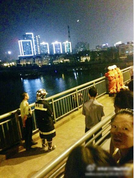 男子一晚上两次跨过晴川桥欲跳桥 民警两度劝
