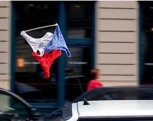 楼上抛下<em>脏内裤</em>+武汉一业主贴字条反击引热议