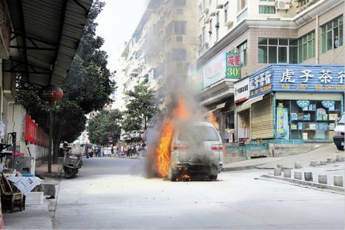 宜昌一面包车行驶途中突然起火 司机跳车逃生