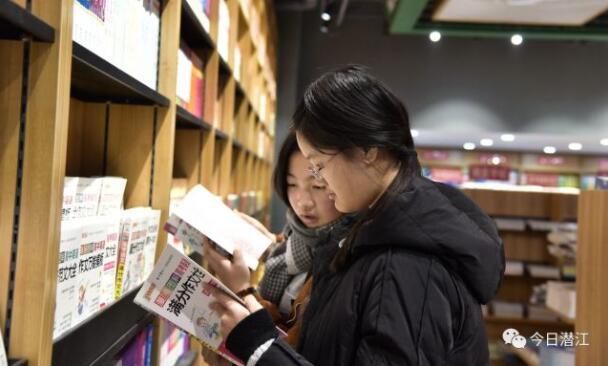 元旦假期书店也热闹 市民选书看书忙“充电”