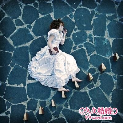 漂浮婚纱照 躺着也能拍!_婚嫁频道_2010手动更