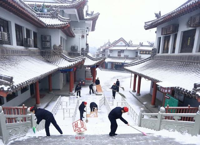 组图：武当山景区封山 积雪厚度达到20厘米