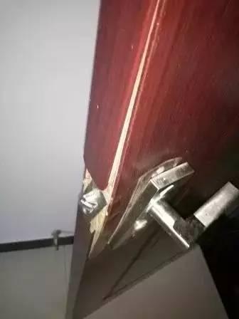 荆门男子持菜刀追赶亲姐姐 用电线勒其脖子(图