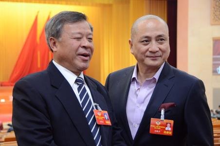 广州政协明星脸引关注 曾志伟被合影霍启山低