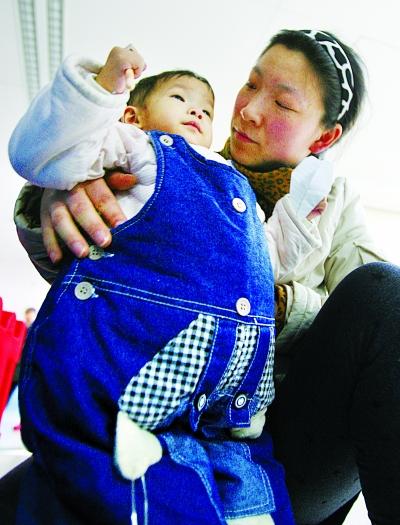 山东女童来汉求医 肠道粘连不排便肚子鼓胀如