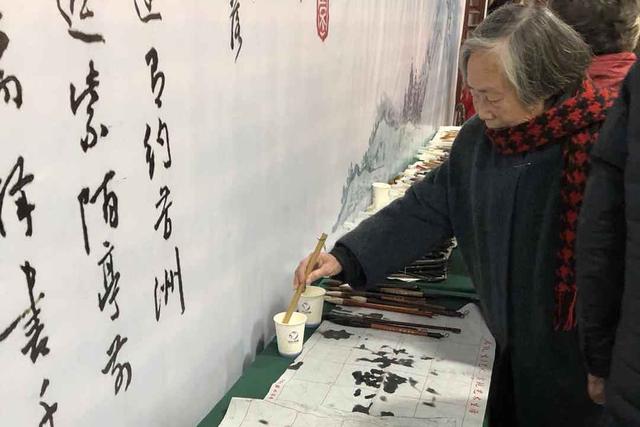 �人�����黭�о������30��������黭չ����