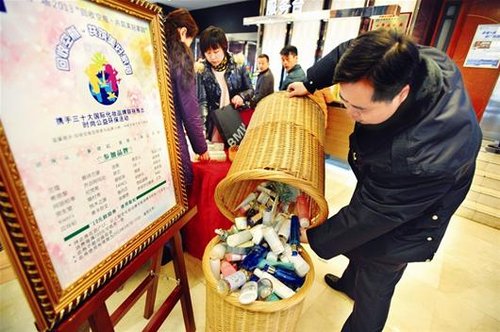 武汉化妆品专柜吹起环保风 凭空瓶可换购物券