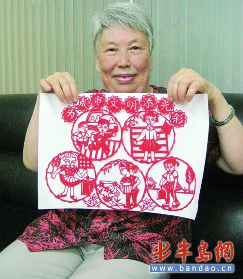 七旬老人剪纸献创城_腾讯·大楚网