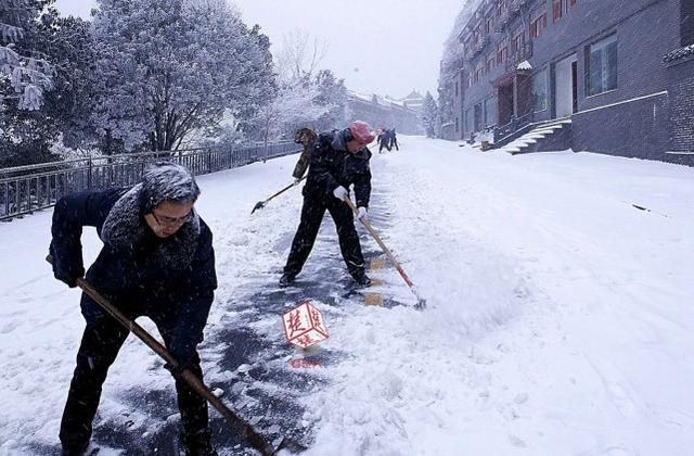 组图：武当山景区封山 积雪厚度达到20厘米