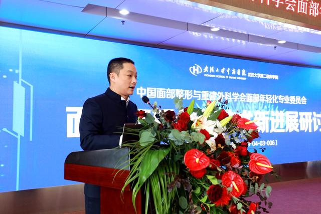 整形大夫每年手术数千例 一对“魔术手”投诚求好意思者
