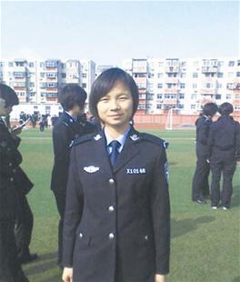 九八抗洪中被救小江珊 通过公务员考试穿上警服