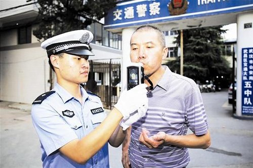 武汉的哥头晚喝酒 第二天驾车被交警测出酒驾