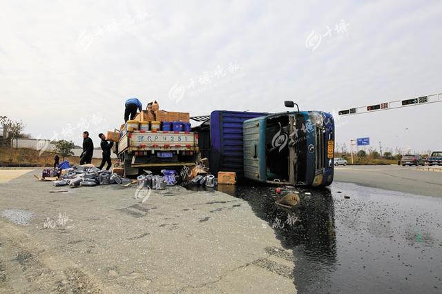 大货车侧翻后机油沿路流淌 形成一片油污带(图