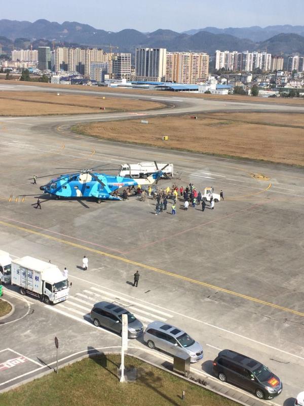 一架载有紧急物资的军用直升机抵达恩施机场