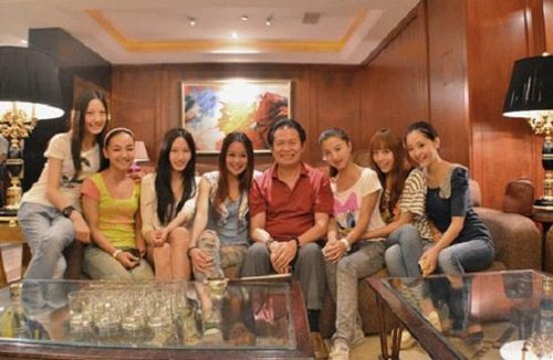 导演黄健中与湖北小姐合照