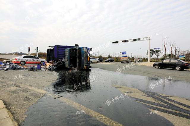 大货车侧翻后机油沿路流淌 形成一片油污带(图