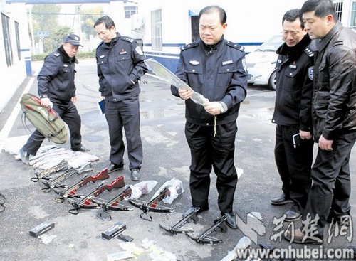 六人路边卖刀局长下访偶遇 闪电出击人赃俱获