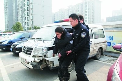 假警察盗摩托GPS显行踪 真警察菜地肉搏擒贼_大楚网_腾讯网