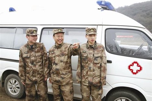 武汉越野车高速上出车祸 危急关头遇部队救护