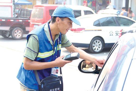 荆州停车收费面临诸多问题 部分人拒交停车费