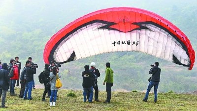 武汉高校国内首堂滑翔伞课开课 选课生可增学