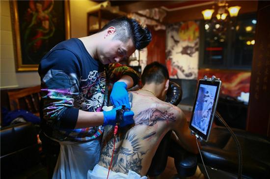 消防员为当纹身师提前退役 用纹身传递正能量