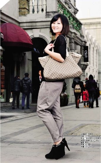 街拍武汉地标美女:简约也美丽(图)