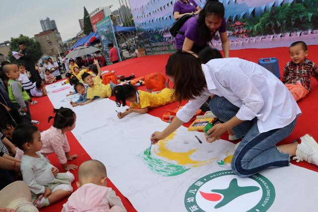 江夏举办环保宣讲 幼儿园儿童现场描绘绿色未