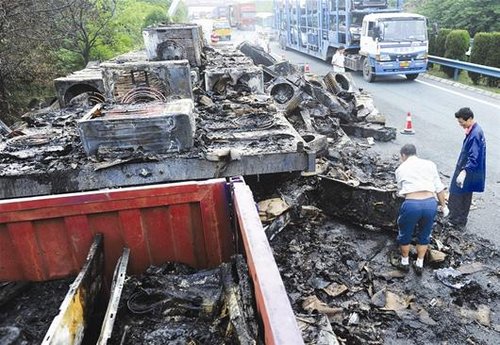 货车在武汉外环起火 烧了200台空调损失近百万