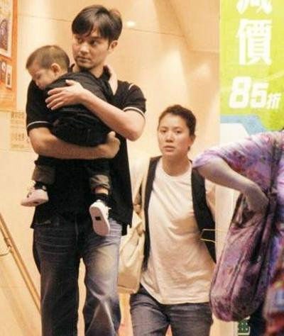 袁咏仪携儿子外出购物 小魔童活泼好动(图)