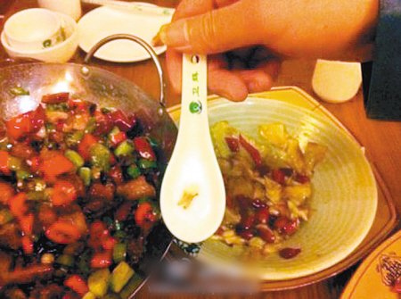 餐馆吃饭吃出一颗牙