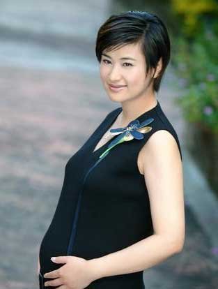 朱丽倩孕照尽显母性a母性明星大肚婆谁最肥硕坡肩编发图片