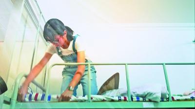 中南大迎今年最小新生 15岁女孩暑假背四级单