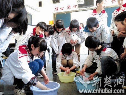 学生比赛洗衣家长一旁指导 三成学生<em>从不</em>做家