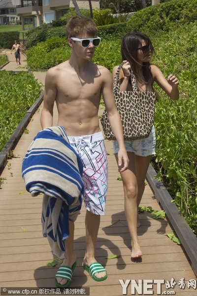 贾斯汀比伯火辣情照曝光 蜜拥女友忘情激吻_腾