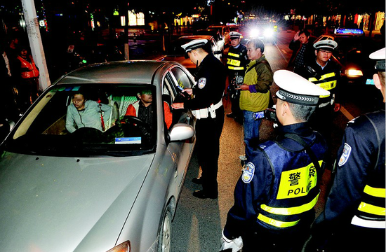 交警昨日夜查酒驾 1小时揪到10名酒司机